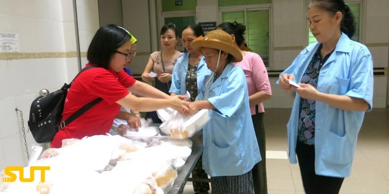 Nhà cái Sut88 và Grab phát 8000 phần cơm miễn phí tại BV Bạch Mai 6 Sut88 giá trị lớn từ những điều giản dị