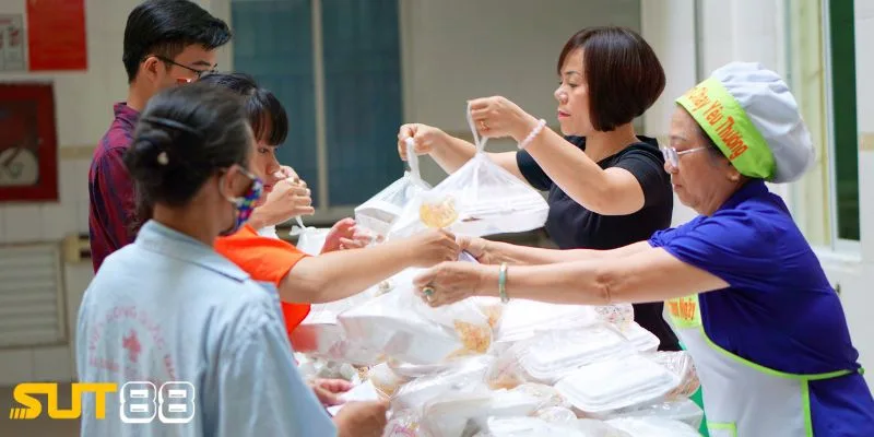 Nhà cái Sut88 và Grab phát 8000 phần cơm miễn phí tại BV Bạch Mai 4 sut88 hành trình bữa ăn ấm áp