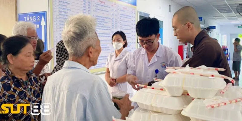Nhà cái Sut88 và Grab phát 8000 phần cơm miễn phí tại BV Bạch Mai 5 sut88 và 8000 phần cơm đổi nụ cười